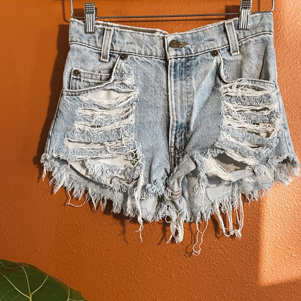 LEVIS destroyed 550 shorts